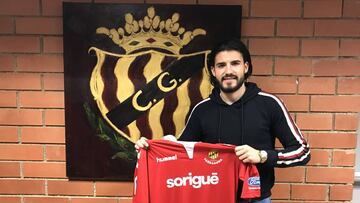 Pipa posa con la camiseta del N&agrave;stic despu&eacute;s de su presentaci&oacute;n.