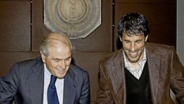 <b>RUUD: �VOY A DISFRUTAR CADA DÍA QUE ME QUEDE EN ESTE CLUB�</b>. La sonrisa de ambos, presidente y pichichi, delata el estado de felicidad en el que está inmerso el Madrid de Schuster. Van Nistelrooy demostró una vez más el compromiso que tiene con esta camiseta: �Voy a disfrutar cada día que me quede en este club. Estoy encantado de seguir al menos dos años más aquí porque me gusta la filosofía de la entidad. Es un honor formar parte de la historia del Real Madrid�. Ruud asume que se ha ganado este premio con sus 46 goles oficiales con la camiseta blanca y entiende el camino para seguir arriba: �Lo importante es recompensar esta apuesta que han hecho por mí con buen fútbol y con goles...�.