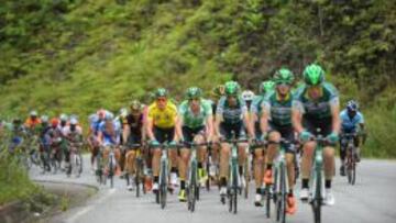 El Caja Rural dirige el pelot&oacute;n, con Luis Le&oacute;n S&aacute;nchez (de amarillo) bien arropado por sus compa&ntilde;eros.