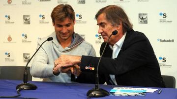 David Ferrer recibe la pulsera de manos de Jaume Capistol, jefe de neurología del Hospital de Sant Joan de Déu.