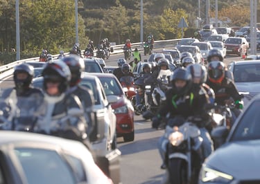 Filas kilométricas de coches y motos esperando a acceder al circuito Ricardo Tormo en Cheste.
 