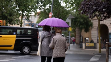 Varias personas con paraguas pasean por una de las calles de la ciudad, a 12 de mayo de 2023, en Barcelona, Catalunya (España). Casi todas las comarcas de Catalunya estarán pendientes hoy de una nueva tanda de chubascos y tormentas como consecuencia de la irrupción de una masa de aire frío que ha disparado la inestabilidad atmosférica. El Servei Meteorològic de Catalunya (Meteocat) ha emitido un aviso por peligrosidad de lluvias intensas de nivel moderado (1/6), desde el jueves 11 de mayo hasta hoy por la tarde, con posibilidad de lluvias intensas superando los 20mm en 30 minutos y acompañadas localmente por granizo.
12 MAYO 2023;BARCELONA;CATALUNYA;GRANIZO;TIEMPO
David Zorrakino / Europa Press
12/05/2023