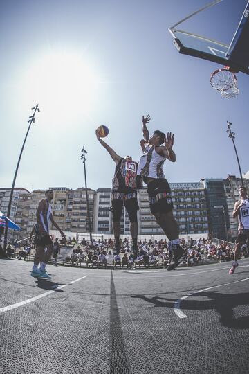 La estación y centro comercial de Vialia acoge en su cubierta un espectacular torneo de Basket 3x3 en el que participan los mejores equipos de España (con jugadores ACB) y hasta algunos venidos de otros países como Turquía. En un lado, edificios de Vigo. En el otro, vistas a la Ría. 