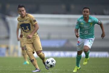 Action photo during the match Pumas UNAM vs Leon at Olympic University Stadium, Liga BBVA Bancomer MX Apertura 2016.-- Foto de accion durante el Partido Pumas UNAM vs Leon en el Estadio Olimpico Universitario. Partido Correspondiente la Jornada 3 del Torneo Apertura 2016 Liga BBVA Bancomer MX, en la foto: (I)-(D) Marcelo Alatorre, Luis Montes
--31/07/2016/ MEXSPORT/Javier Ramirez.