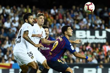 Gabriel Paulista y Ezequiel Garay con Luis Suárez.