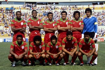 La seleccin de Marruecos volvi a un Mundial de ftbol diecisis a?os despus, fue en el de Mxico de 1986. Gan su primer partido en un Mundial en la fase de grupos a Portugal por 3-1 convirtindose as en el primer pas del mundo rabe y de ?frica en conseguirlo. Hasta el Mundial de Qatar 2022, su mejor participacin en una Copa del Mundo. En la foto, el once inicial ante Alemania Federal.