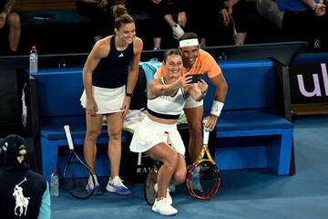 Marta Kostyuk, Rafael Nadal y  Maria Sakkari se realizan un 'selfie' para inmortalizar el momento. 