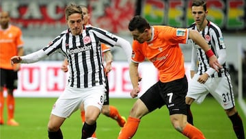 Artem Fedetskyy y Bastian Oczipka durante el partido entre el Eintracht Frankfurt y el SV Darmstadt 98.