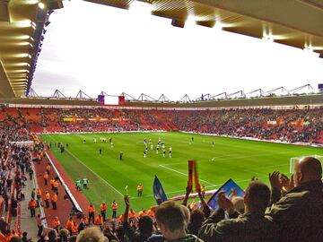 El St Mary's Stadium es un recinto deportivo ubicado en la ciudad de Southampton, al sur de Inglaterra. Se inauguró el 1 de agosto de 2001, es propiedad del Southampton Football Club y su capacidad es de 32.689 espectadores. El estadio fue nombrado estadio élite (actualmente denominada categoría 4) por la UEFA.