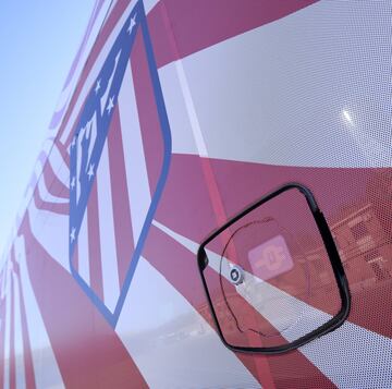 La Empresa Municipal de Transportes de Madrid ha presentado unos autobuses eléctricos para el derbi del domingo entre el Atlético de Madrid y el Real Madrid.