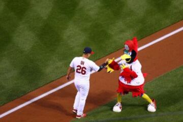 Seung-Hwan Oh #26 saluda a la mascota de los St. Louis Cardinals.