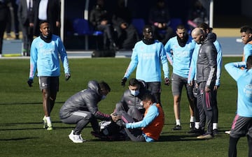 Casemiro es atendido en el césped tras sufrir un golpe. 