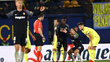 Roque Mesa protesta una decisión arbitral.