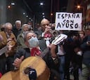 Concentración, mariachis y una corona de flores para Casado en la sede nacional del PP