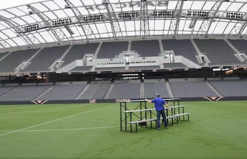 Así se instaló la estructura sobre la que posaron los jugadores para la toma de esta foto en el Banc Of California Stadium