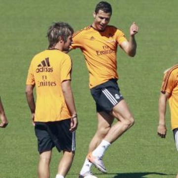 Cristiano bromea durante el entrenamiento de ayer con Coentrao.