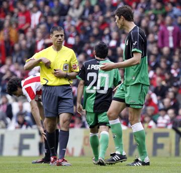 En el Athletic 2-1 Racing disputado en San Mams el da 26 de abril de 2009 el colegiado Bernardino Gonzlez Vzquez mostr 18 tarjetas en total (17 amarillas y 1 roja directa). Cuatro a?os ms tarde (el 17 de marzo de 2013, en Granada), el extreme?o Jess Gil Manzano mostr 16 tarjetas en un Granada 1-1 Levante con la extra?a habilidad de amonestar a 16 jugadores diferentes, es decir, ninguno de ellos fue expulsado.