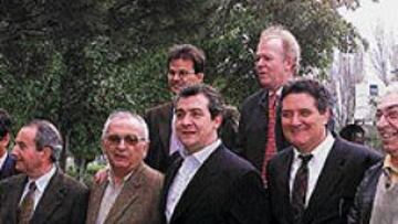 <b>REUNIÓN DE LUJO.</B> Gran parte de la historia de Radiogaceta se juntó ayer. Arriba: Coto (director de Deportes de RNE) y Gozalo (director del programa desde 1989). Abajo, de izquierda a derecha: Brotons (presentador en 1988), Ramos (director del 76 al 81), Díaz Palacios (director de Deportes del 83 al 87), Abad (presentador en 1996), Peláez (director del 81 al 89) y Fernández Abajo (director del 73 al 76).
