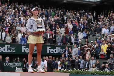 La última española en incorporarse al palmarés de Roland Garros fue Garbiñe Muguruza (Caracas, 26 años). Y lo hizo a lo grande, después de dar buena cuenta de Schmiedlova, Georges, Wickmayer, Kuznetsova, Rogers, Stosur y la mismísima Serena Williams, número uno mundial, en la gran final (7-5 y 6-4). Tenía aún 22 años y demostró un aplomo impresionante ante la mejor jugadora de la historia. “Pasó no sabes cómo. De repente, yo había ganado Roland Garros”, pensó Garbiñe, que sucedía en le palmarés femenino español en el torneo a la gran Arantxa, 18 años después.