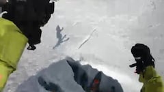 La punta de los esqu&iacute;s y los pu&ntilde;os del freerider Abel moga, con su sombra al fondo, saltando sobre una roca en los Alpes (Suiza).