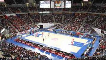 <b>IMPONENTE. </b>El Buesa Arena, con capacidad para 15.504 espectadores, rozó el lleno para un partido que era clave para el Baskonia en busca del Top-16 de la Euroliga.