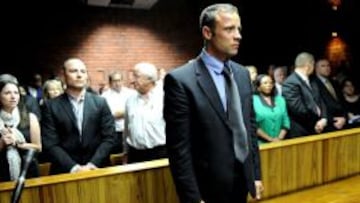 Oscar Pistorius se present&oacute; hoy ante la Corte de Pretoria en presencia de su padre Henke  y sus hermanos Carl y Aimee. Neg&oacute; haber matado premeditadamente a su novia Reeva Steenkamp.
