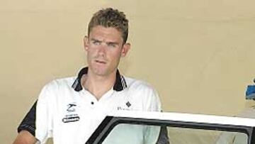 <b>A CASA. </b>El corredor del Costa de Almería-Paternina, Carlos Golbano, tuvo que marcharse a casa al no superar el control de salud al que sometió la ronda española a todos los participantes y que utiliza una máquina que emplea un nuevo método australiano.