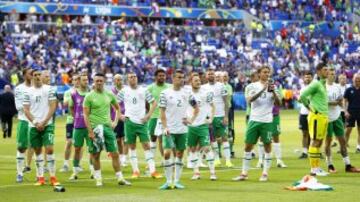 Los jugadores irlandeses agradecen a su afición el apoyo durante los octavos de final.