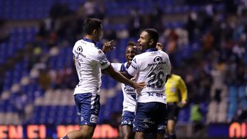 MEX4245.PUEBLA (MÉXICO), 01/09/2023.- Los jugadores de Puebla celebran un gol ante Tijuana hoy, durante un partido correspondiente a la jornada 7 del torneo Apertura 2023 de la liga de fútbol mexicano disputado en el estadio Cuauhtémoc, en Puebla (México). EFE/ Hilda Ríos