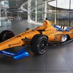 Fernando Alonso presenta el McLaren de la Triple Corona
