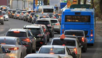 En qu¨¦ casos es obligatorio llevar mascarilla en el coche y de cu¨¢nto es la multa