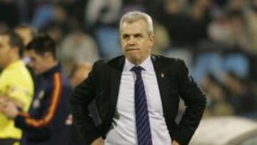 <b>FRENAZO. </b>Javier Aguirre, con el ceño fruncido, durante un partido en La Romareda.