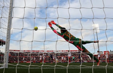 Estirada del portero del Girona, Paulo Gazzaniga.