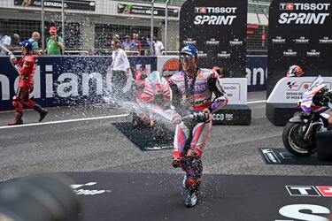 Jorge Martín celebra su victoria en la carrera al esprint empapando en prosecco a los medios gráficos.