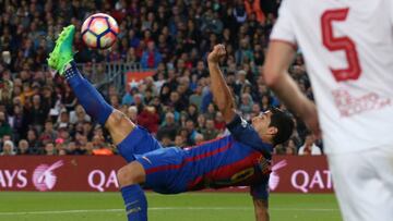 Soccer Football - Barcelona v Sevilla - Spanish La Liga Santander - Camp Nou stadium, Barcelona, Spain - 5/04/2017. Barcelona's Luis Suarez scores a goal against Sevilla. REUTERS/Albert Gea