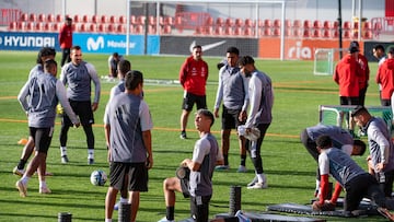 MADRID, 22/03/2023.- Los futbolistas de la selección de Perú participan en el entrenamiento de este miércoles en la Ciudad Deportiva Wanda, en Madrid, donde el combinado nacional prepara sus próximos encuentros amistosos ante las selecciones de Alemania y Marruecos el 25 y 28 de marzo, respectivamente. EFE/ Fernando Villar
