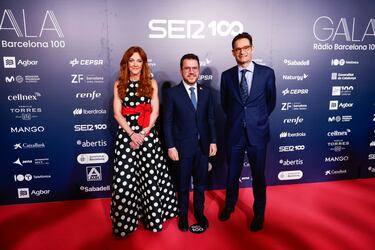 Pilar Gil, vicepresidenta segunda de PRISA; Pere Aragonés, presidente de la Generalidad de Cataluña y Joseph Ourghoulian, presidente de PRISA.