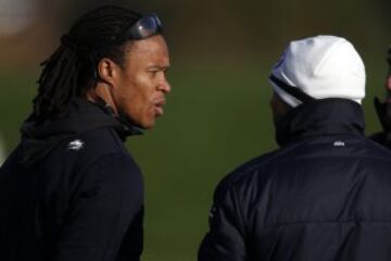 Cuando Edgar Davids vino a Chile hace un par de años a realizar una exhibición de freestyle, se sacó una foto con la camiseta de Colo Colo y dijo que hubiera gustado jugar en los albos. Varios se tomaron muy en serio sus palabras y se rumeró que el Cacique lo podría sacar del retiro. Aún están esperando.