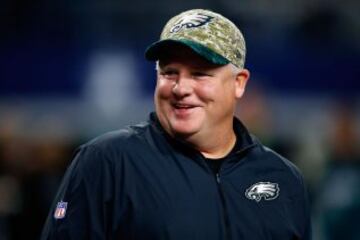 Chip Kelly, head coach de Philadelphia Eagles, se mostró muy simpático y distendido con sus jugadores tras finalizar el partido. Genio y figura. 