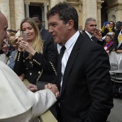 Antonio Banderas, fotografiado por su novia junto al Papa
