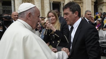Antonio Banderas, fotografiado por su novia junto al Papa