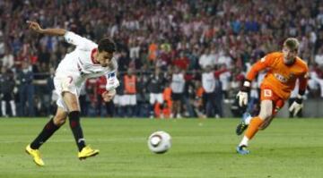 La final se jugó a partido único, en el estadio Camp Nou el día 19 de mayo de 2010. El Sevilla se consagró ganando por 2 goles a 0 y logró su quinta Copa del Rey. En la imagen Navas autor del segundo gol del Sevilla.