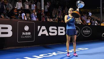 Julia Goerges posa con el trofeo de campeona del Torneo de Auckland 2019.