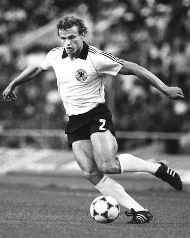 Rocoso defensor germano, aunque a veces actuó en el centro del campo. Con la selección alemana también ejerció como central zurdo. Era una fuerza de la naturaleza: alto, robusto y poderoso. Lateral de largo recorrido, potente, con unos gemelos que parecían estallar cuando corría, su imagen con las medias caídas persiguiendo a Burruchaga, que se lanzó como un 'stuka' contra la portería de Schumacher, ya es una de las imágenes más recordadas de la final del Mundial de México-86. Triunfó en el Hellas Verona, formando parte del equipo que ganó el Scudetto de 1985. Otro gran olvidado es Junior, el formidable lateral brasileño de la 'Seleçao' en 1982, una de las grandes selecciones que no pudo ganar un Mundial. Los dos, con sus cualidades y sus taras (ninguno era un dechado de virtudes, pero su físico ayudaba a contrarrestar ese defecto) merecen aparecer en esa lista de ‘Ilustres olvidados’.