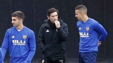 El t&eacute;cnico y el goleador valencianistas, durante el entrenamiento de ayer. 