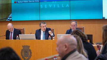 El presidente de la Diputación de Sevilla, Javier Fernández (c), durante la sesión plenaria. A 30 de noviembre de 2023, en Sevilla (Andalucía, España). El pleno de la Diputación de Sevilla, presidido por el socialista Javier Fernández, ha aprobado una moción del PSOE, que reclama al Gobierno andaluz del PP que de cara a 2024, incremente sus partidas presupuestarias para los municipios por su Participación en los Tributos de la Comunidad Autónoma (Patrica), "al menos en los términos y porcentajes experimentados por la Participación en los Tributos del Estado (PIE) en los últimos cinco años, un 18 por ciento".
30 NOVIEMBRE 2023
María José López / Europa Press
30/11/2023