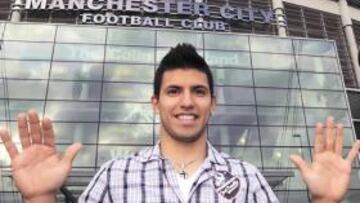 <b>¿FELIZ? </b>Agüero posaba así ayer tras firmar con el City. No le quedaba otra opción...