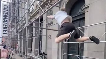 El freerunner Oliver Thorpe practicando parkour en un andamio de Copenhague (DInamarca).