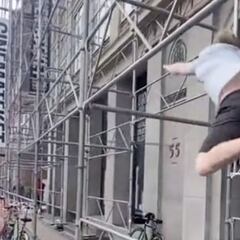 Un freerunner, viral en TikTok por su manera de jugársela en un andamio