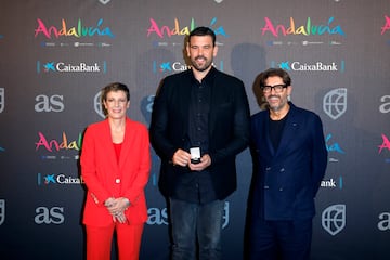  Elisa Aguilar, presidenta de la Federacin Espa?ola de Baloncesto y Vicente Jimnez, Director del Diario AS con Marc Gasol.